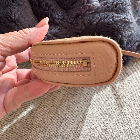 CHLOE, 💯 Authentic Pink Leather Logo Embossed Cosmetic Bag - Picture 4 of 16